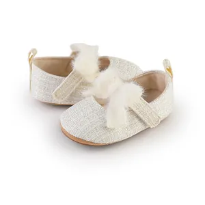 Elegante cremefarbene Tweed-Babyschuhe für Mädchen mit weicher Kunstfell-Schleife