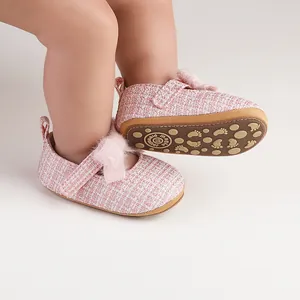 Nahaufnahme von rosa Baby-Prinzessinenschuhen aus Tweed mit rutschfester Gummisohle
