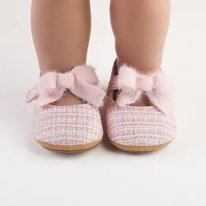 Detailansicht von rosa Tweed-Prinzessinenschuhen für Babys mit weichen Plüschschleifen