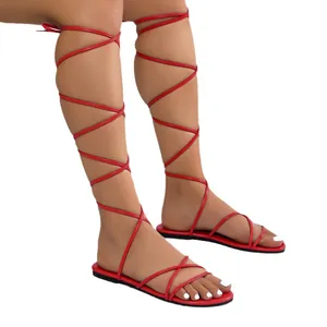 Elegantes sandalias planas rojas con cordones y tiras finas para mujer, calzado de playa de verano