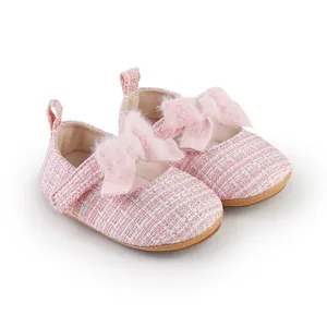 Detailansicht der rosa Tweed-Babyschuhe für Mädchen mit weichem Plüschschleifen-Detail