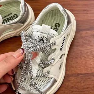 Elegantes sandalias deportivas plateadas para niños con parte superior de malla y suela