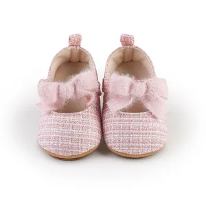 Detaillierte Vorderansicht von weichen rosa Tweed-Prinzessinnenschuhen für Babys