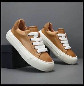 Vue latérale de baskets en cuir marron pour hommes avec semelles épaisses.