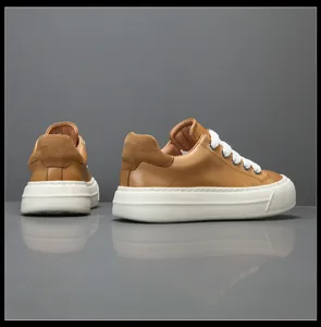 Vue latérale détaillée de baskets en cuir marron avec semelles compensées blanches