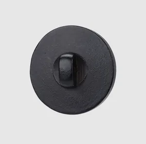Détail de la tige arrière d'un bouton de vêtement en bois de peuplier noir mat