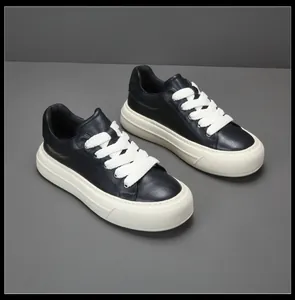 Baskets en cuir noir pour hommes avec semelles compensées blanches et gros lacets.
