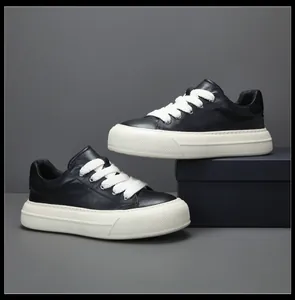 Baskets en cuir noir haut de gamme avec semelles blanches épaisses et lacets larges