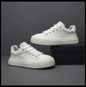 Baskets compensées en cuir véritable blanc pour hommes sur un fond gris professionnel