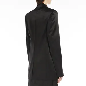 Blazer en satin noir élégant avec finition lisse et fente à l'arrière