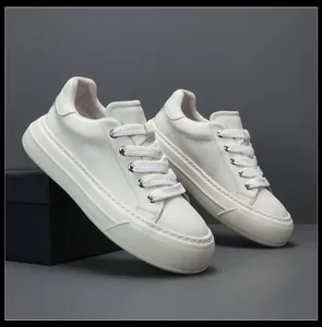 Vue détaillée des baskets à plateforme en cuir véritable blanc pour hommes à semelle épaisse