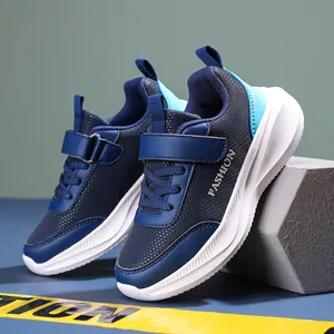 Gros plan sur des baskets bleues pour garçons avec dessus en mesh et bandes velcro