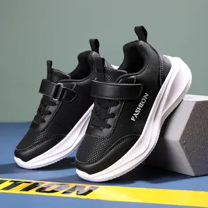 Détail rapproché de baskets de sport noires pour garçons à scratch