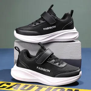 Baskets noires légères pour enfants avec velcro et tige en maille respirante.