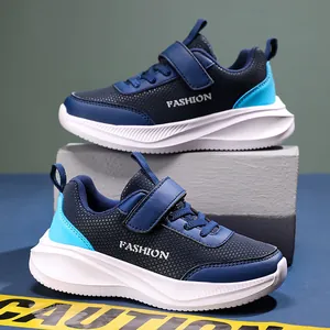 Vue latérale détaillée des baskets de sport bleu marine et noires pour enfants sur blocs