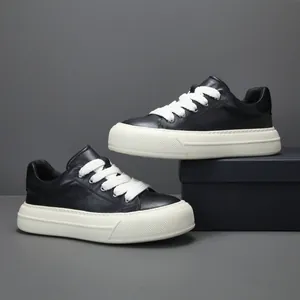 Baskets classiques en cuir noir pour hommes avec semelle blanche épaisse et lacets.