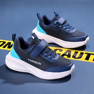 Vue détaillée de baskets de sport bleues pour garçons avec surface en cuir