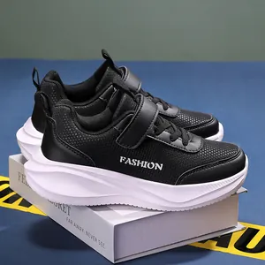 Vue détaillée des chaussures de course noires en mesh et cuir pour garçons avec scratch