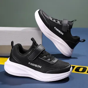 Gros plan sur des baskets pour enfants noires avec mesh respirant et scratchs.