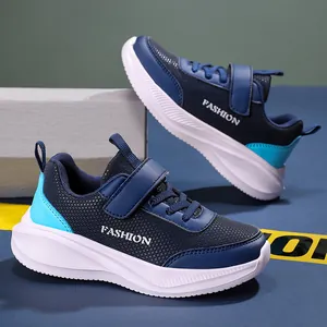 Vue détaillée de chaussures de course bleu marine pour garçons avec logo et maille