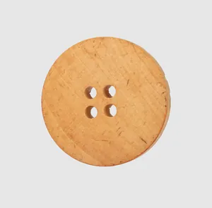 Vue détaillée d'un bouton rond en bois de peuplier naturel à quatre trous