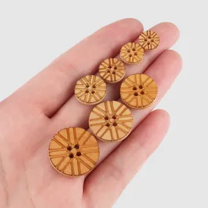 Boutons en bois de peuplier naturel avec sculpture radiale de tailles variées sur main