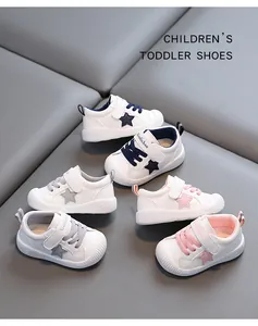 Vista detallada de elegantes zapatillas de cuero blanco para niños con cordones y estrellas