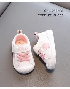 Detalle de los zapatos Xiaoliubao para niños en blanco y rosa con patrón de estrellas