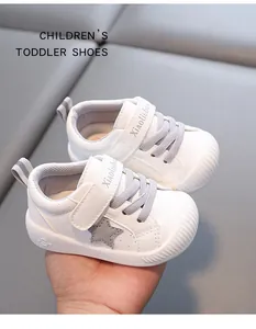 Vista detallada de zapatos blancos para niños de cuero impermeable con suela blanda