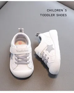 Vista detallada de zapatillas blancas para niños pequeños en cuero impermeable