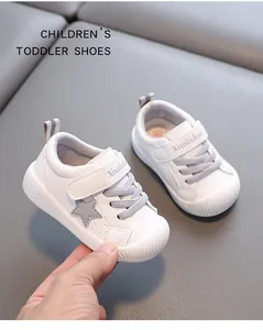 Detalle de zapatos de cuero blanco para bebés con estrella y suela antideslizante