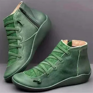 Vista lateral detallada de botas informales de cuero verde oscuro con cordones y cremallera