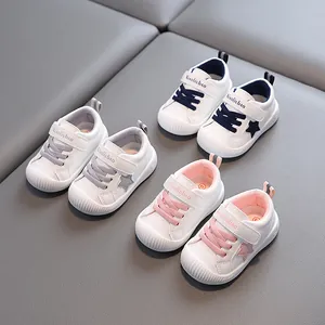 Waterdichte leren sneakers met zachte zool voor peuters in drie verschillende kleuren.