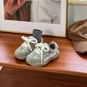 Zapatillas elegantes grises y verdes para niñas con malla transpirable y suela antideslizante