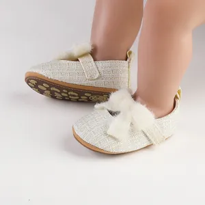 Detailansicht eleganter cremefarbener Tweed-Prinzessinenschuhe für kleine Babys