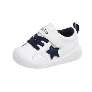 Witte peuterschoenen met marineblauwe ster en zachte zool voor de lente