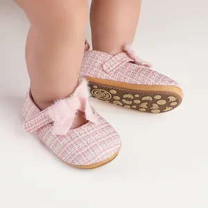 Detailansicht der rosa Tweed-Babyschuhe für Mädchen mit einer flauschigen Schleife
