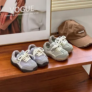 Colección primavera zapatillas de malla y ante para niña en colores gris y verde