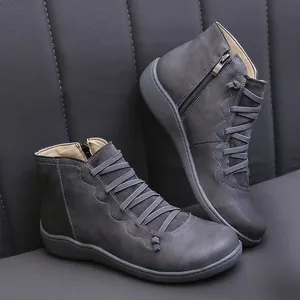 Vista detallada de botines grises para mujer con cordones y cremallera