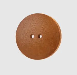 Vue détaillée d'un bouton rond en bois de peuplier naturel pour les vêtements haut de gamme.