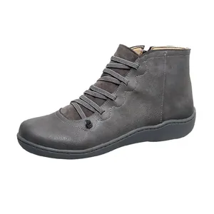 Perfil lateral de los botines grises informales para mujer con correas cruzadas y punta