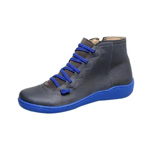 Vista detallada de botas casuales grises para mujer con cordones y suela azul brillante