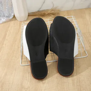 Detailansicht der rutschfesten Gummisohlen für diese sehr bequemen Sommer-Slipper