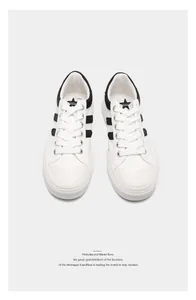 Vista superior detallada de zapatillas blancas de hombre con rayas negras y cordones