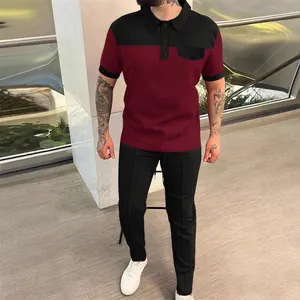 Nahaufnahme eines Waffel-Poloshirts für Herren mit Brusttasche und Kontrastkragen