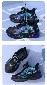 Dettaglio di scarpe da corsa per bambini con fibbia rotante e design colorato.