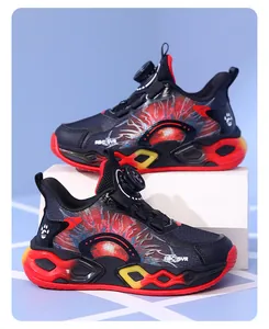 Vista dettagliata di scarpe sportive da ragazzo con design rosso e nero e chiusura a rotella