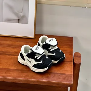 Zapatillas deportivas minimalistas blancas y negras para niños con suela blanda