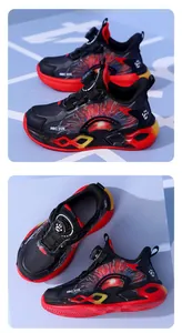 Dettaglio delle scarpe sportive da ragazzo con chiusura a fibbia rotante e accenti rossi