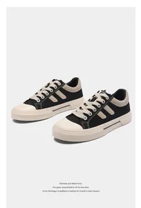 Vista detallada de zapatillas de lona bajas en negro y beige con diseño de rayas.